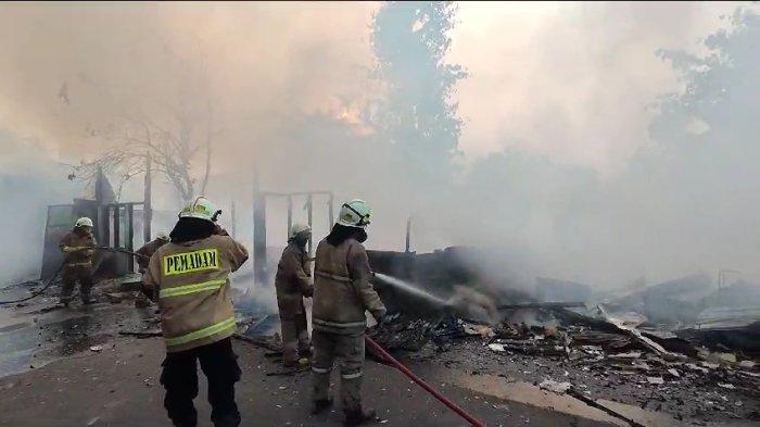 Personel Damkar Jakarta Timur saat proses pemadaman api pada rumah bedeng di Jalan Inspeksi Kirana, Cakung Barat, Cakung, Minggu (27/8/2023)