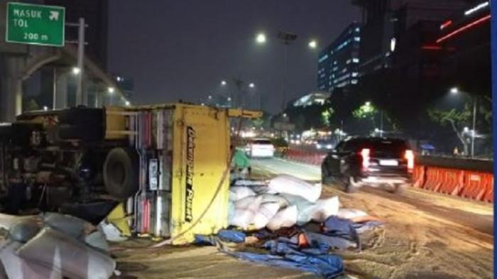 Satu unit truk kecelakaan dan terguling di Tol Dalam Kota arah Kuningan, berdasarkan laporan X TMC Polda Metro Jaya, @TMCPoldaMetro, Kamis (24/7/2025).
