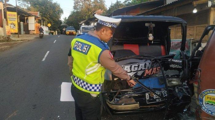 Musibah kecelakaan melibatkan dua unit kendaraan mobil pikap dan angkot terjadi di Jalan Raya Sumedang-Wado tepatnya di Disun Sukarasa Desa Sukatali Kecamatan Situraja, Kabupaten Sumedang, Rabu (28/6/2023) subuh.