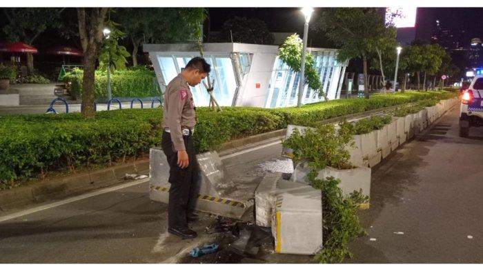 Insiden kecelakaan hari ini di Jalan Jenderal Sudirman, mobil menabrak pembatas jalur sepeda, Rabu (20/3/2024) pagi hari.