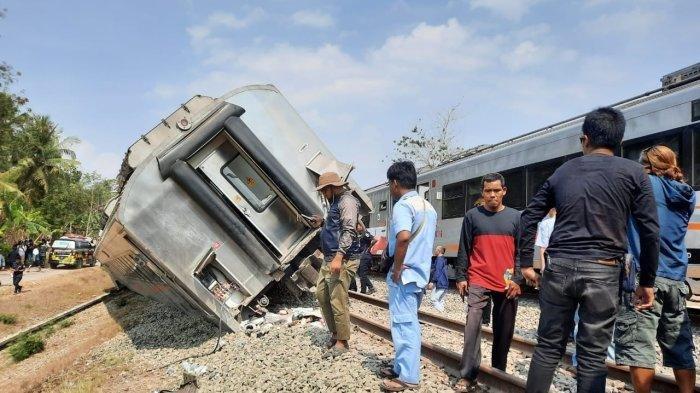 Kereta Api (KA) Argo Semeru dan KA Argo Wilis mengalami kecelakaan di petak Jalan Sentolo-Wates, Kapanewon Sentolo, Kabupaten Kulon Progo, Daerah Istimewa Yogyakarta (DIY), Selasa (17/10/2023) sekira pukul 13.15 WIB.


Artikel ini telah tayang di TribunJogja.com dengan judul Keterangan Kapolres Kulon Progo Soal Kereta Anjlok: Kronologi, Evakuasi, 0 Korban Jiwa, https://jogja.tribunnews.com/2023/10/17/keterangan-kapolres-kulon-progo-soal-kereta-anjlok-kronologi-evakuasi-0-korban-jiwa.
Penulis: Alifia Nuralita Rezqiana | Editor: Hari Susmayanti