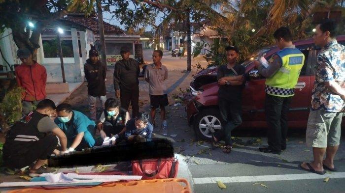 Sejumlah aparat kepolisian dan relawan sedang mengevakuasi korban kecelakaan lalu lintas tunggal di Jalan Parangtritis Kilometer 28, Kapanewon Kretek, Kabupaten Bantul pada Selasa (2/7/2024) pagi.