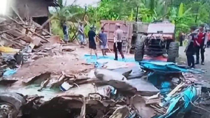 KECELAKAAN MENEWASKAN 10 ORANG - Kondisi angkot pasca kecelakaan maut dengan truk tronton di tikungan tajam menurun di Kalijambe, Purworejo, Jawa Tengah, Senin siang, sekitar pukul 11.30 WIB,  7 Mei 2025. Kecelakaan maut ini mengakibatkan 10 orang tewas dan 7 orang luka-luka.