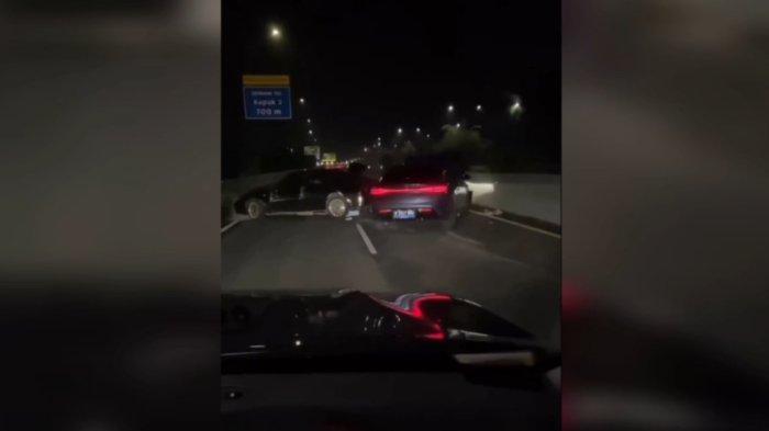 TABRAK LARI DI JALAN TOL - Tangkapan layar kecelakaan diduga tabrak lari antara mobil listrik BYD dengan sedan hitam Chevrolet di Jalan Tol Sedyatmo, Pluit, Penjaringan, Jakarta Utara, Sabtu (3/5/2025). Akibat kejadian ini, bayi 2 bulan luka-luka.