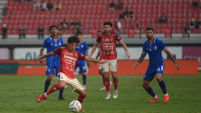 Gelandang asing Bali United, Kenzo Nambu berusaha membuang bola di pertandingan melawan Arema FC.