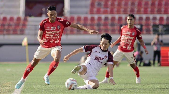 Pemain PSM Makassar, Kenzo Nambu (tengah) melakukan tekel dalam lanjutan Liga 1 2023/2024 laga Bali United vs PSM Makassar, Jumat (11/8/2023) sore.