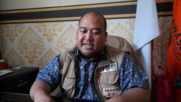 Ketua Bawaslu Tangsel, Muhamad Acep membeberkan mengenai pemungusan suara ulang (PSU), di Kantor Bawaslu Tangsel, Serpong, Kamis (10/12/2020). Ketua Bawaslu Tangsel, Muhamad Acep, di Kantor Bawaslu Tangsel, Serpong, Kamis (10/12/2020).