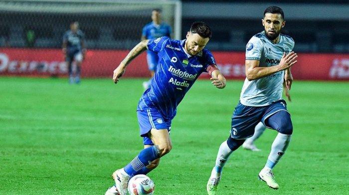 Gelandang Persib Bandung Marc Klok menggiring bola melewati hadangan pemain Persita Tangerang di Stadion GBLA, Minggu (1/10/2023) malam WIB.