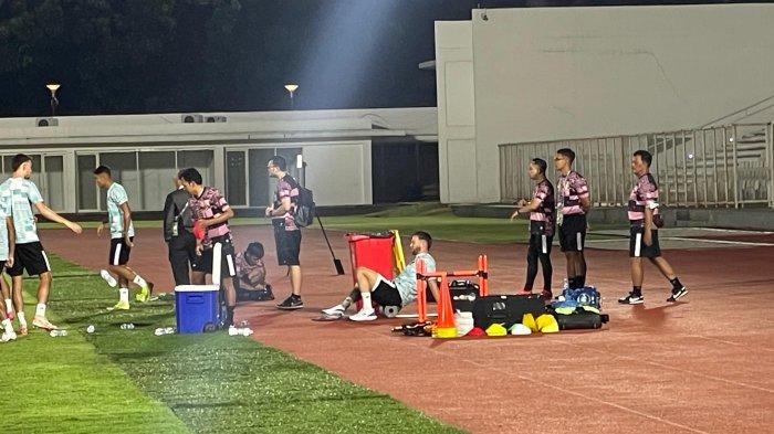 Marc Klok tampak latihan terpisah dalam sesi latihan terakhir Timnas Indonesia di Stadion Madya, Senayan, Jakarta, Rabu (20/3/2024)