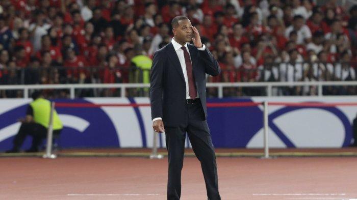Pelatih Timnas Indonesia Patrick Kluivert memberi instruksi saat Timnas Indonesia melawan Bahrain dalam babak kualifikasi Piala Dunia 2026 Zona Asia di Stadion Utama Gelora Bung Karno, Senayan, Jakarta, Selasa (25/3/2025).