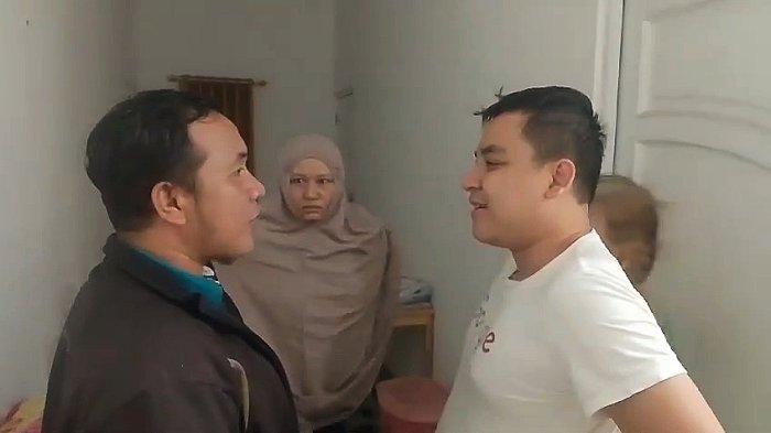 Video yang merekam detik-detik penangkapan pria berlagak koboi yang menodongkan pistol ke pengendara lain di Mampang Prapatan, Jakarta Selatan viral di media sosial.