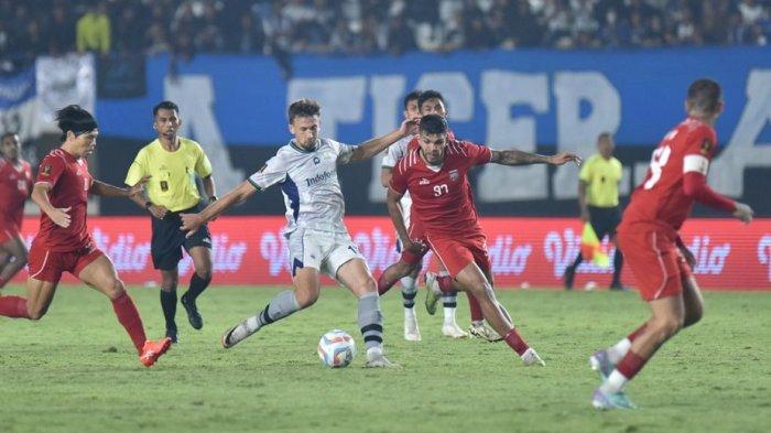 Gelandang Persib Bandung, Mateo Kocijan dikepung pemain Borneo FC pada pertandingan Grup A Piala Presiden 2024 di Stadion Si Jalak Harupat Kabupaten Bandung, Senin, 22 Juli 2024.