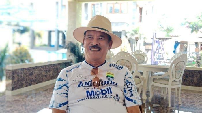 Komisaris PT Persib Bandung Bermartabat (PT PBB) Umuh Muchtar saat diwawancarai TribunJabar.id
