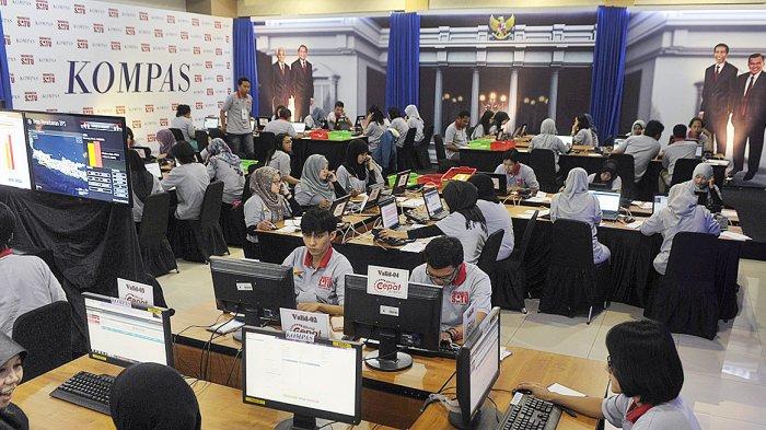 Suasana saat hitung cepat yang dilakukan Litbang Kompas di Jakarta untuk mengetahui perolehan suara masing-masing kandidat dalam pemilihan presiden dan wakil presiden periode 2014-2019, Rabu (9/7/2014).