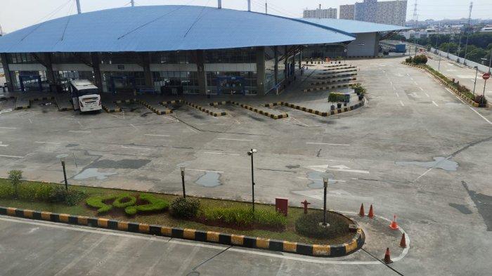 Kondisi area keberangkatan bus AKAP di Terminal Terpadu Pulo Gebang saat larangan mudik Idul Fitri 1442 Hijriah berlaku di Jakarta Timur, Jumat (7/5/2021)