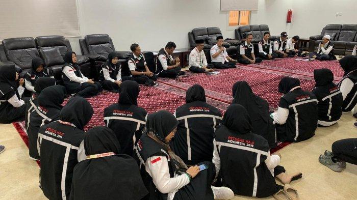 Konsultan ibadah PPIH Arab Saudi menggelar pemantapan manasik haji bagi petugas haji di Kantor Daker Makkah, Kamis (1/8/2019). Manasik digelar untuk penyamaan persepsi petugas haji saat melayani jemaah dan ibadah haji untuk dirinya sendiri.