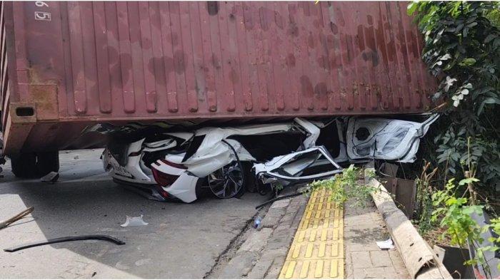 Truk kontainer menimpa mobil Avanza di Jalan Kamal Muara Raya, Penjaringan, Jakarta Utara, Kamis (13/6/2024).
