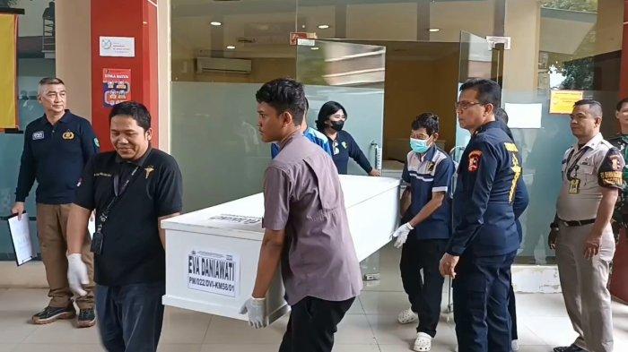 Proses penyerahan 11 jenazah korban kecelakaan Tol Jakarta-Cikampek KM 58 di RS Polri Kramat Jati, Jakarta Timur, Senin (15/4/2024).