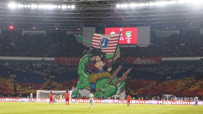Aksi kreatif The Jakmania menampilkan koreografi karakter anime Dragon Ball, Gohan, pada pertandingan liga 1 Persija Jakarta melawan Persebaya di Stadion Utama Gelora Bung Karno (SUGBK), Minggu (30/7/2023). Persija Jakarta berhasil memenangkan pertandingan dengan skor tipis 1-0.