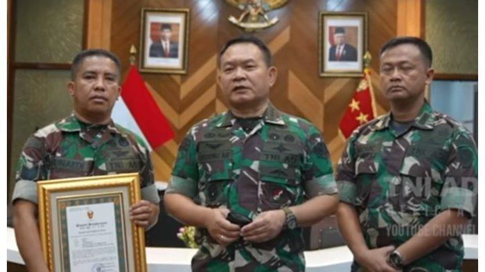 KSAD Jenderal Dudung Abdurachman bersama Babinsa Serma Junaedi.