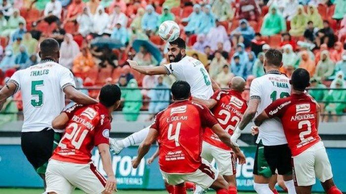 Pemain berebut bola di udara saat laga pembuka pekan pertama Liga 1 2023/2024 antara Bali United vs PSS Sleman di Stadion Kapten I Wayan Dipta Gianyar, Bali, Sabtu (1/7/2023). Laga tersebut dimenangkan PSS Sleman dengan skor 1-0 lewat gol tunggal Ricky Cawor menit ke-48. 