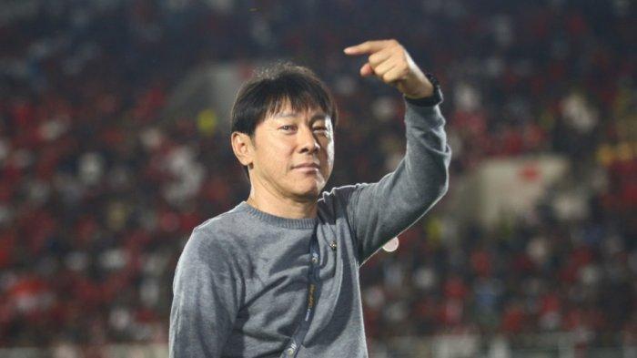 Pelatih Timnas Indonesia U-23, Shin Tae-Yong menyapa fans usai laga kontra Turkmenistan U-23 dalam laga pamungkas babak kualifikasi Grup K Piala Asia U-23 Qatar 2024 di Stadion Manahan Solo, Selasa (12/9/2023) malam