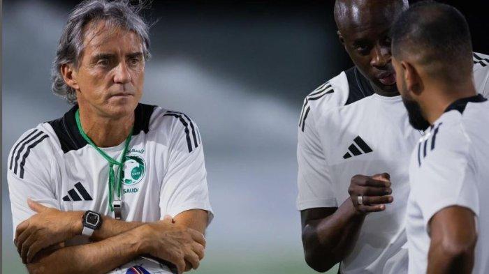 Kebersamaan pelatih Timnas Arab Saudi, Roberto Mancini dengan Yaya Toure.