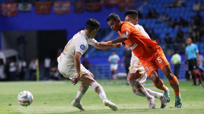 Bek sayap Borneo FC, Leo Guntara - Hasil Liga 1 pada pertandingan Borneo FC vs Persija Jakarta berkesudahan dengan skor akhir 3-1 untuk kemenangan Pesut Etam, Selasa (6/2/2024) di Stadion Batakan.