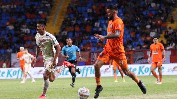 Penyerang Borneo FC Stefano Lilipaly menggiring bola - Hasil Liga 1 pada pertandingan Borneo FC vs Persija Jakarta berkesudahan dengan skor akhir 3-1 untuk kemenangan Pesut Etam, Selasa (6/2/2024) di Stadion Batakan.