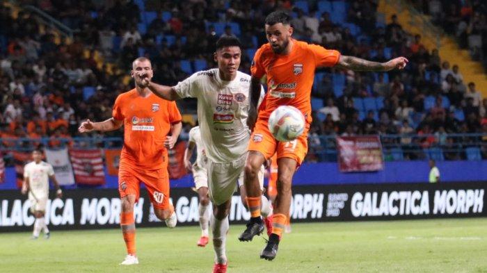 Winger Borneo FC Stefano Lilipaly mengontrol bola - Hasil Liga 1 pada pertandingan Borneo FC vs Persija Jakarta berkesudahan dengan skor akhir 3-1 untuk kemenangan Pesut Etam, Selasa (6/2/2024) di Stadion Batakan.