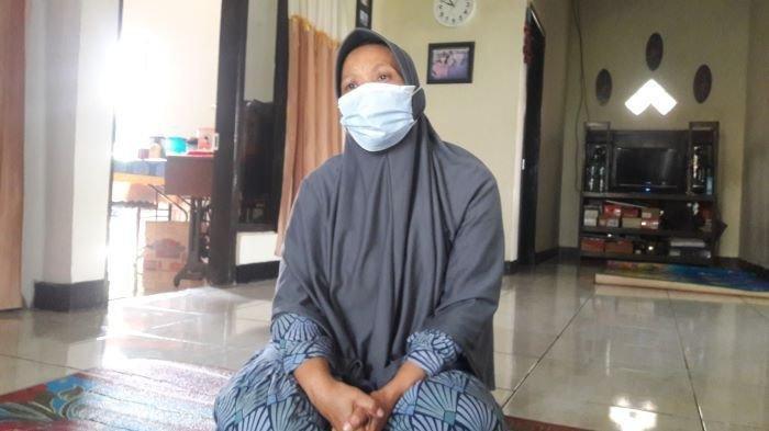 Lilis Sulastri (56) menceritakan hubungan rumah tangga adiknya, Tuti Suhartini (55) dengan sang suami, Yosef, saat ditemui di rumahnya, Selasa (24/8/2021). Ia pun menceritakan hubungan Tuti dengan M, istri muda Yosef.