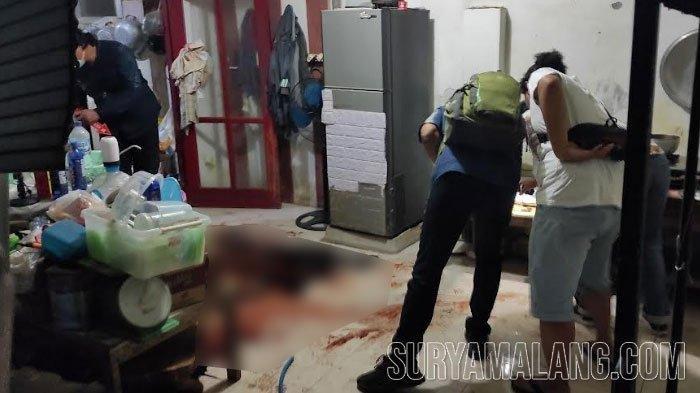 LOKASI KEJADIAN - Polisi menyelidiki misteri kematian 2 perempuan di tempat penitipan anjing dan kucing di Jalan Sulawesi, Kelurahan Karangtengah Kecamatan Sananwetan, Kota Blitar, Senin (1/1/2024). Mereka tewas membusuk sejak sekitar 3-4 hari lalu. Ada tanda-tanda penyebab kematian yang tidak wajar.