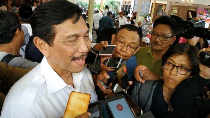 Luhut Binsar Pandjaitan melayani wawancara dengan wartawan usai deklarasi dan pelantikan pengurus Bravo 5 Solo Raya di gedung Bathari, Jalan Slamet Riyadi, Solo, Senin (25/2/2019).