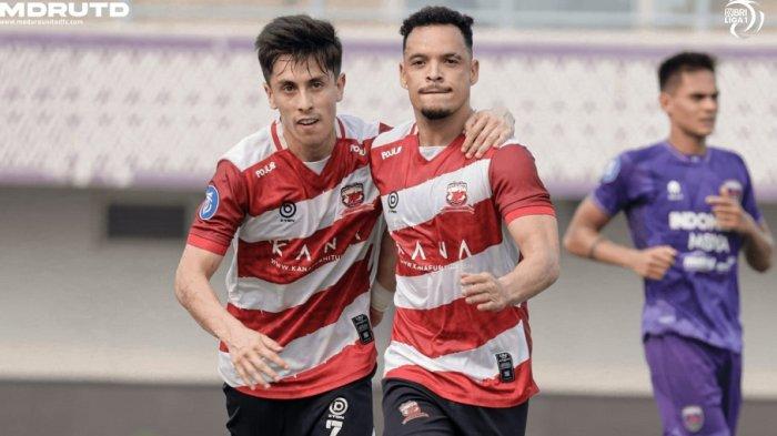 Penyerang Madura United Luiz Marcelo Morais dos Reis alias Lulinha dan Francisco Israel Rivera melakukan selebrasi usai mencetak gol ke gawang Persita Tangerang di Stadion Indomilk Arena, Tangerang, Jumat (1/9/2023).