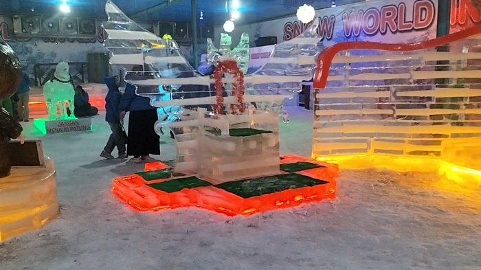 WAHANA SALJU DI BEKASI - Keseruan pengunjung main di wahana salju First Frozen Kingdom di Revo Mall, Jalan Jenderal Ahmad Yani, Kecamatan Bekasi Selatan, Kota Bekasi, Minggu (23/3/2025).