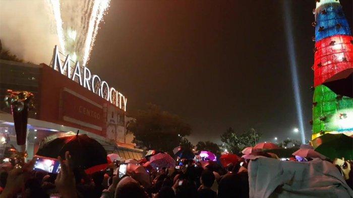 Masyarakat merayakatan momen malam pergantian tahun baru 2020 di Mall Margo City, Beji, Kota Depok