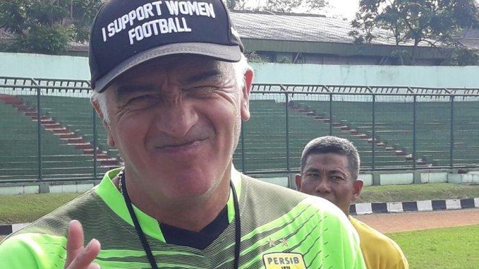 Pelatih Persib Bandung Mario Gomez sesudah memimpin latihan di Stadion Siliwangi, Jumat (13/4/2018).