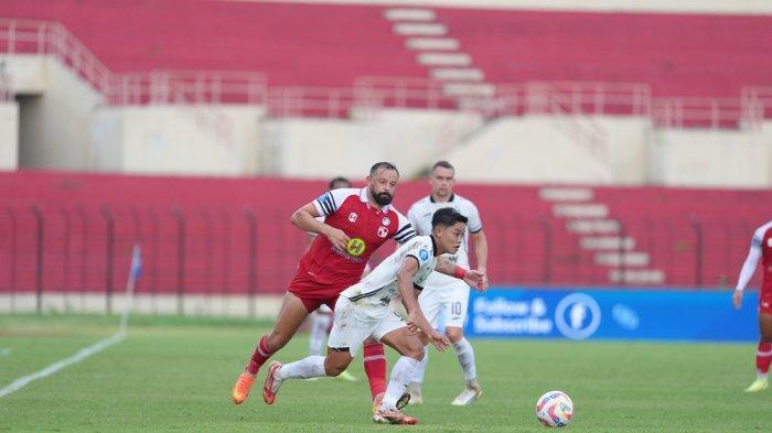 Bek sayap Persija Jakarta, Ilham Rio Fahmi berusaha menghindari kawalan pemain Barito Putera Matias Mier.