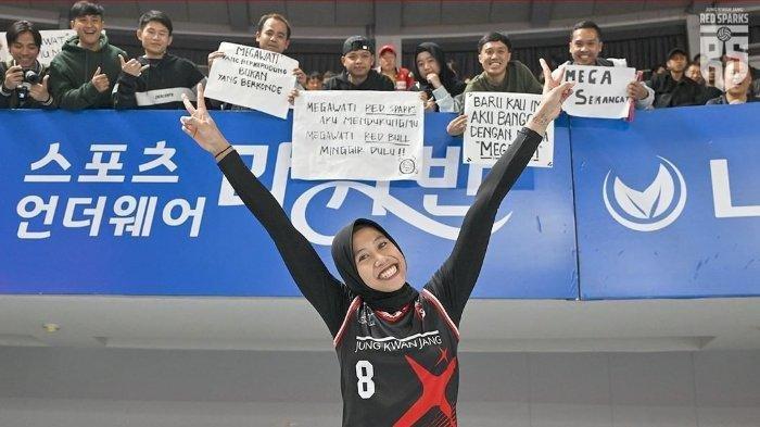 Pevoli Indonesia Megawati Hangestri Pertiwi ketika berfoto bersama penggemar dari Indonesia yang hadir di kandang Daejeon Jungkwanjang Red Sparks.