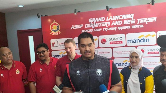 Menpora Dito Ariotedjo dan Dirtek PSSI, Indra Sjafri menghadiri acara peluncuran jersey baru dan dormitory atau asrama pemain dengan nama ‘House of Champions’. Acara ini digelar di markas ASIOP yaitu Mandiri ASIOP Training Ground Sentul, Bogor, Sabtu (20/1/2024).