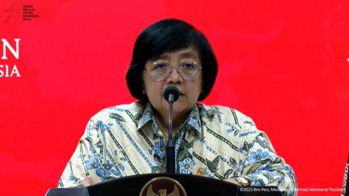 Menteri Lingkungan Hidup dan Kehutanan (LHK) Siti Nurbaya Bakar usai mengikuti rapat terbatas terkait penanganan polusi udara Jabodetabek di Kantor Presiden, Jakarta, Senin (28/8/2023).