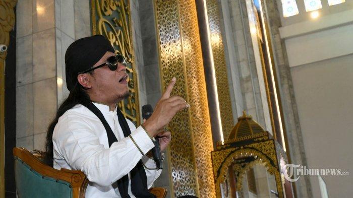 Miftah Maulana Habiburrahman atau yang akrab dengan sapaan Gus Miftah, guru spiritual Deddy Corbuzier yang sempat viral karena dakwah di tempat hiburan malam, memberikan tausiah pada Tabligh Akbar bertema Spirit 1441 Hijriyah di Masjid Nasional Al Akbar, Kota Surabaya, Jawa Timur, Jumat (6/9/2019).