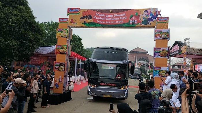 Menaker Yassierli lepas mudik gratis rombongan pedagang Warmindo di Islamic Centre, Jalan Raya Jenderal Ahmad Yani, Kecamatan Bekasi Selatan, Kota Bekasi, Kamis (27/3/2025).