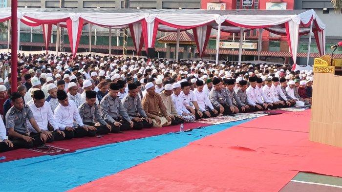 Ribuan narapidana saat mengikuti Salat Idulfitri 1445 Hijriah di lapangan Lapas Kelas IIA Narkotika Jakarta, Jatinegara, Rabu (10/4/2024).
