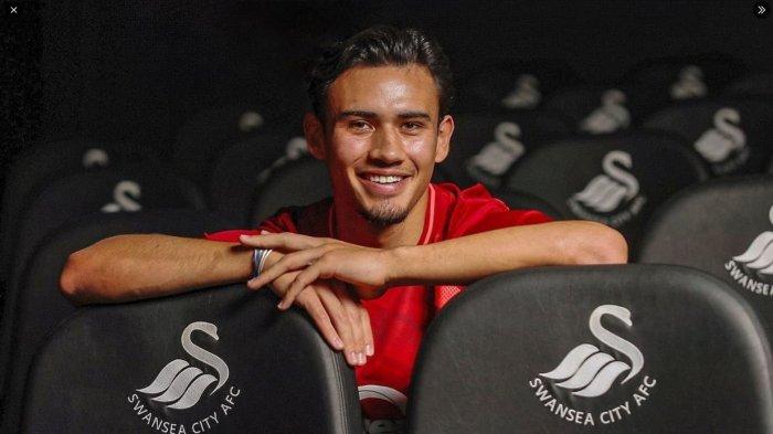 Bintang Timnas Indonesia, Nathan Tjoe-A-On saat berseragam tim Liga Inggris Swansea City.