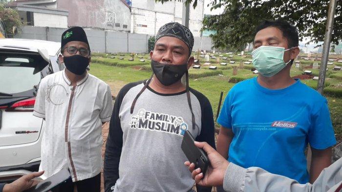 Kasi Pemakaman Dinas Perumahan, Kawasan Permukiman dan Pertanahan (Perkimta), Nazmudin, di TPU Jombang, Senin (25/1/2021).