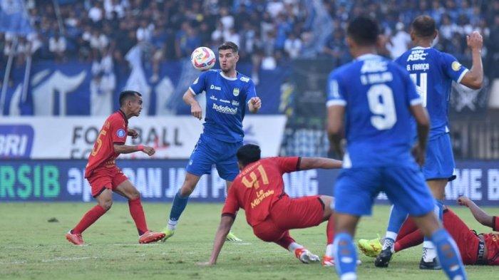 Bek Persib Bandung, Nick Kuipers mengamankan bola dari sergapan pemain Persija Jakarta, Riko Simanjuntak di Stadion Si Jalak Harupat Kabupaten Bandung, Senin, 23 September 2024.