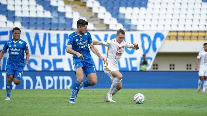 Playmaker Persija Jakarta Maciej Gacok dikejar bek Persib Bandung Nick Kuipers di Stadion Si Jalak Harupat, Bandung.