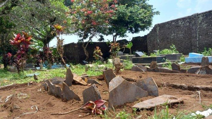 Tampak terlihat kedua nisan Tuti dan Amalia di TPU Istuning, Desa Jalancagak, Kecamatan Jalancagak, Kabupaten Subang, Minggu (3/11/2021), tidak terpasang dan hanya tergeletak begitu saja sehari pascajenazah keduanya dibongkar untuk kepentingan autopsi ulang.
