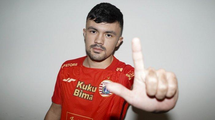 Pemain baru Persija Jakarta, Oliver Bias bergaya menampilkan simbol Salam Jempol Telunjuk (sajate) usai diperkenalkan menjadi pemain baru, Kamis (27/7/2023).